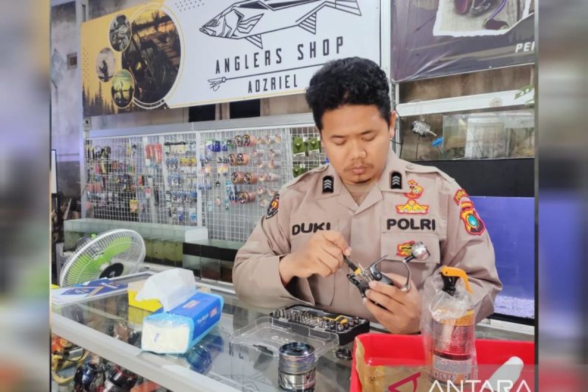 Berangkat dari hobi, Brigadir Duki Saputrasukses geluti bisnis ikan hias