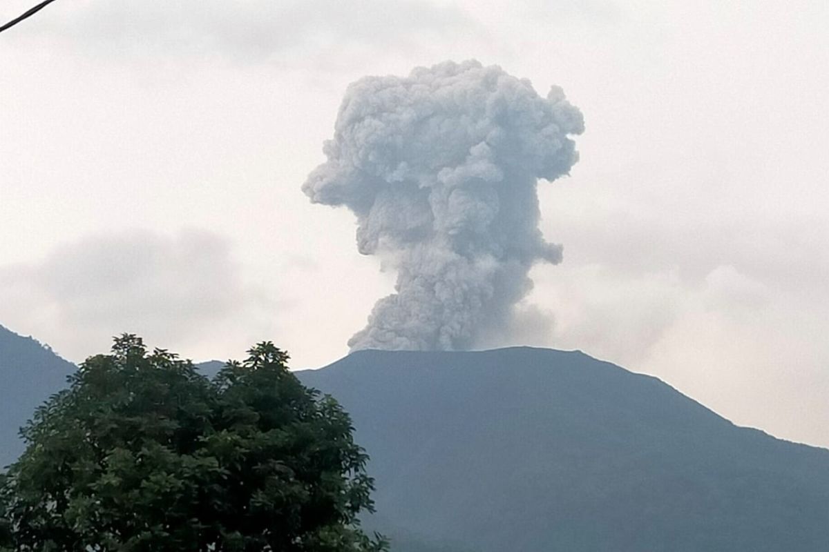 Marapi kembali erupsi dengan ketinggian abu vulkanik 700 meter dari puncak