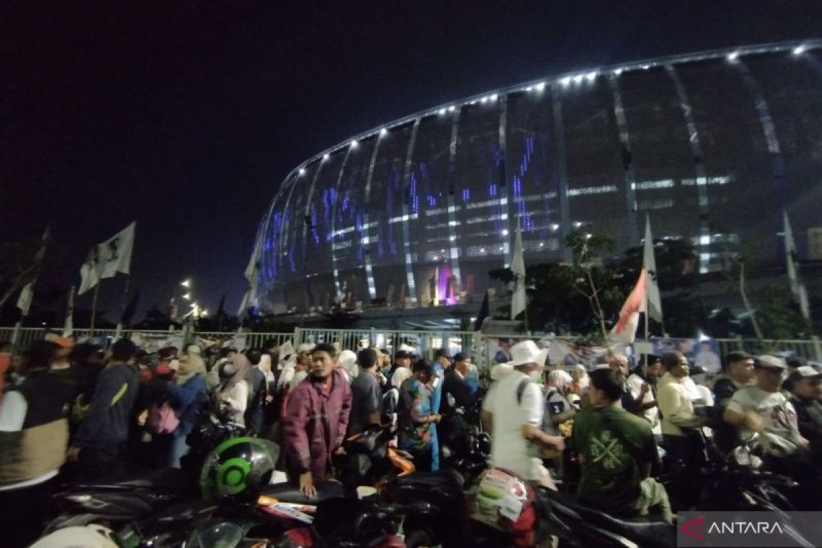 Ribuan pendukung AMIN mulai padati area luar JIS sejak Sabtu subuh