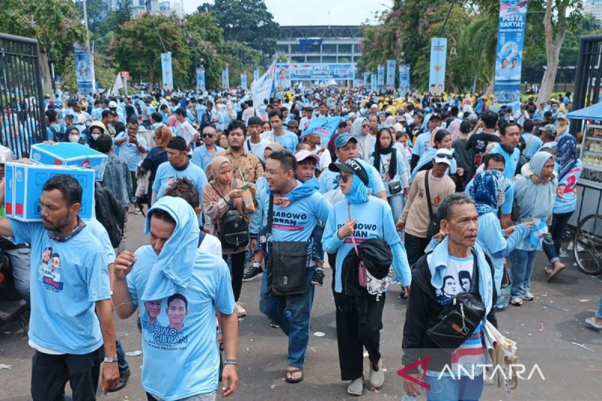 Sebagian massa pendukung Prabowo-Gibran keluar GBK karena penuh
