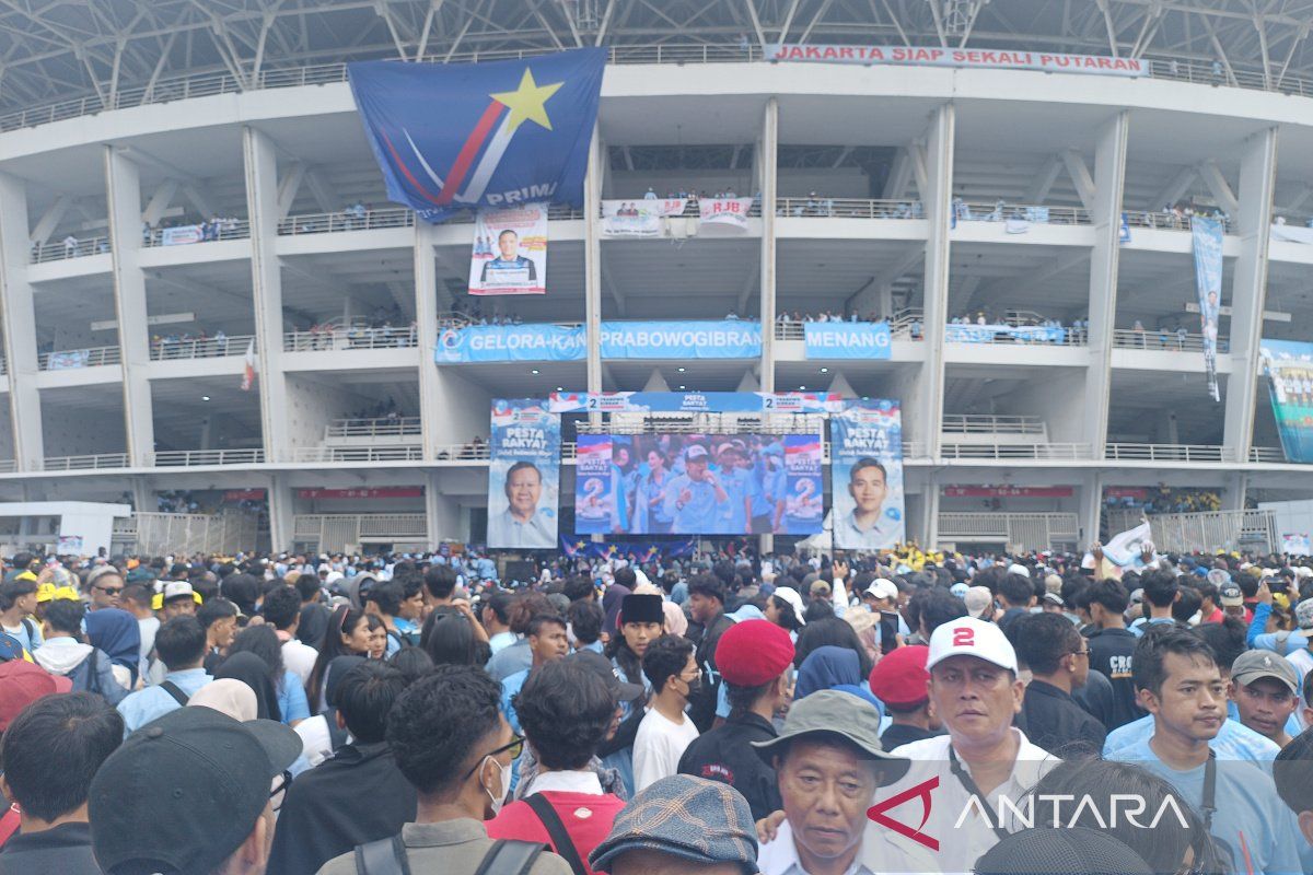 Sebagian pendukung Prabowo-Gibran saksikan kampanye melalui layar