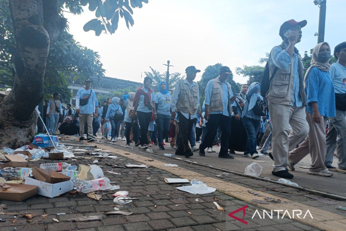 Kampanye akbar di GBK sisakan sampah botol dan tempat makan