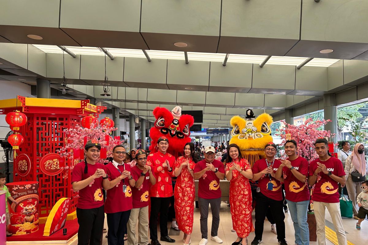 Barongsai dan pohon angpao di Stasiun Pasar Senen meriahkan Imlek 2024