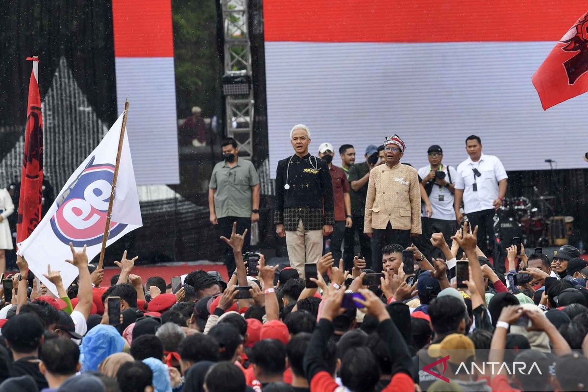 Pendukung Ganjar-Mahfud teriak Solo bukan Gibran saat kampanye akbar