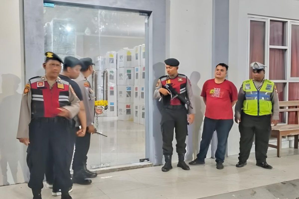 Polisi Surabaya amankan gudang logistik pemilu di tiap kecamatan