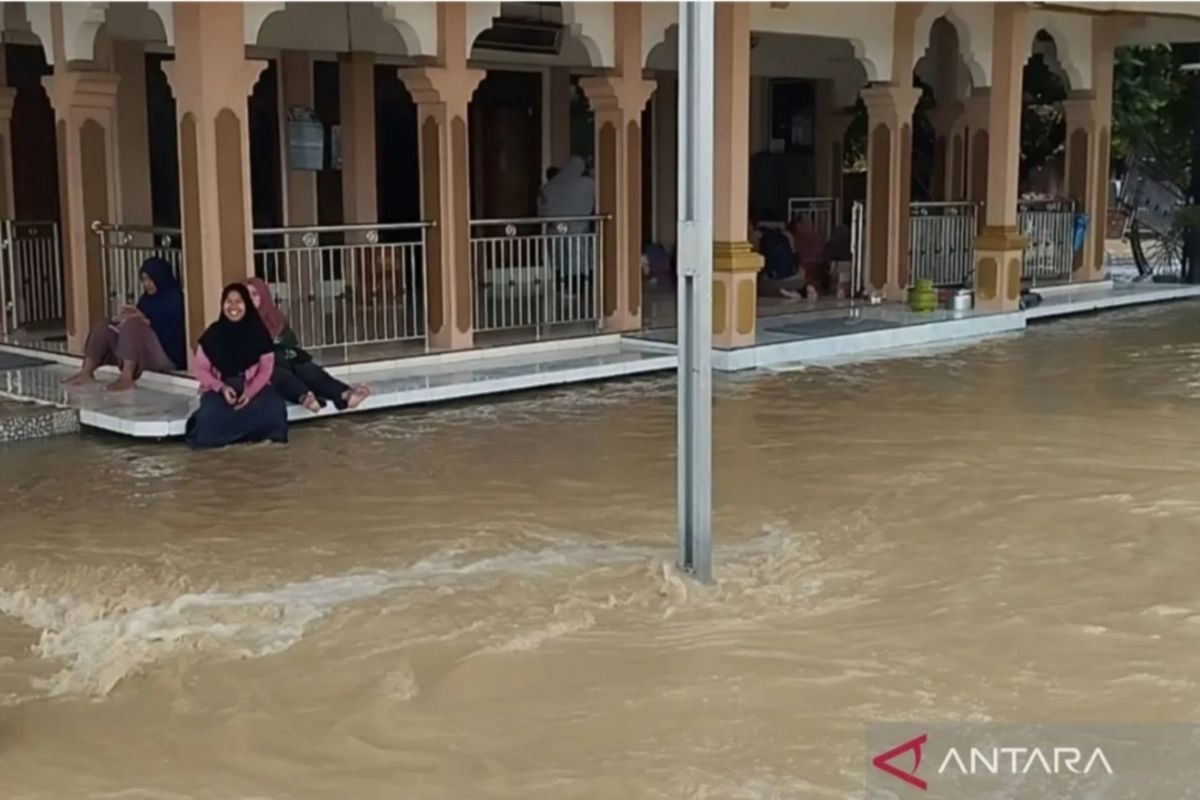 Sepekan, banjir Demak hingga mahasiswa Unsri raih medali emas IPITEX