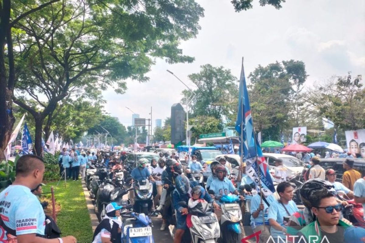 Massa pendukung Prabowo-Gibran memadati sepanjang jalan Gatot Subroto