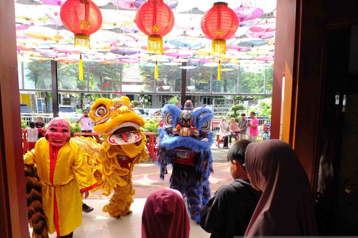 Daop Jember tampilkan barongsai meriahkan Imlek di stasiun