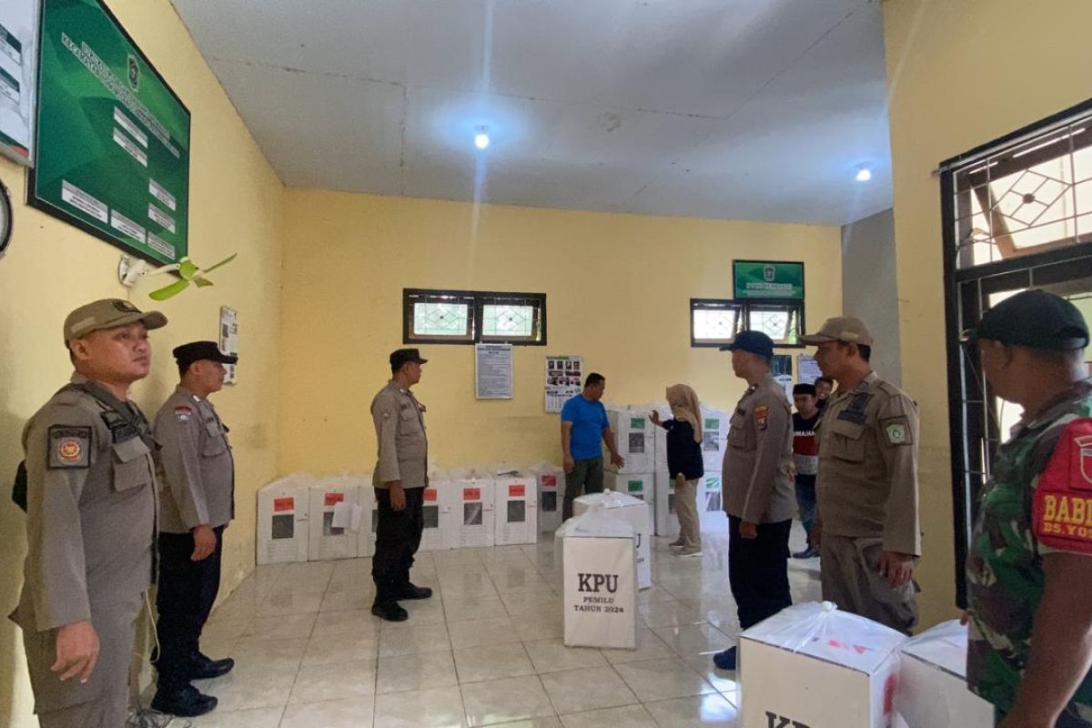 TNI-Polri kawal ketat distribusi logistik Pemilu 2024 di Lumajang