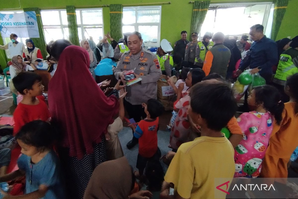 Polres Kudus  hibur anak-anak di pengungsian dengan berikan mainan