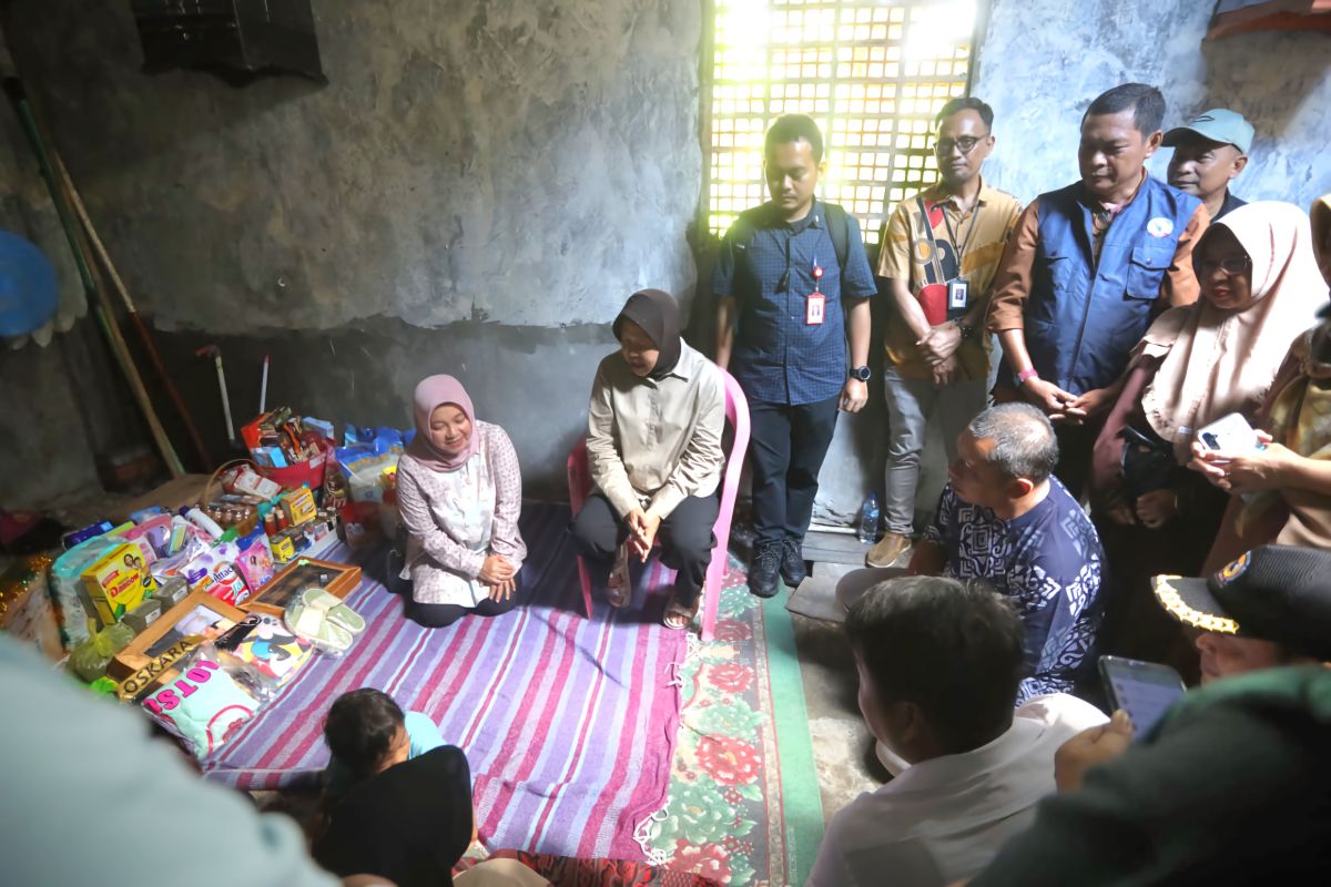 Mensos berjanji akan relokasi korban rudapaksa ayah tiri di Surabaya