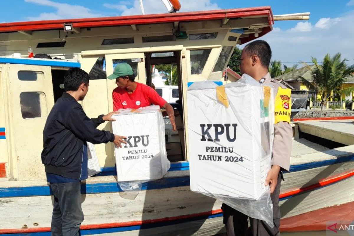 Pakai kapal motor, KPU Kabupaten Serang kirim logistik ke Pulau Tunda