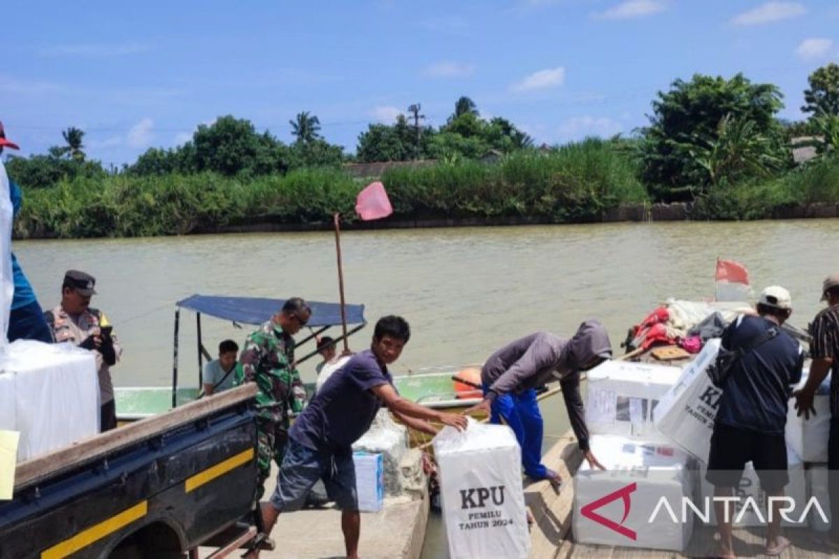 Distribusi logistik pemilu menuju pesisir Bekasi gunakan bantuan perahu pasir