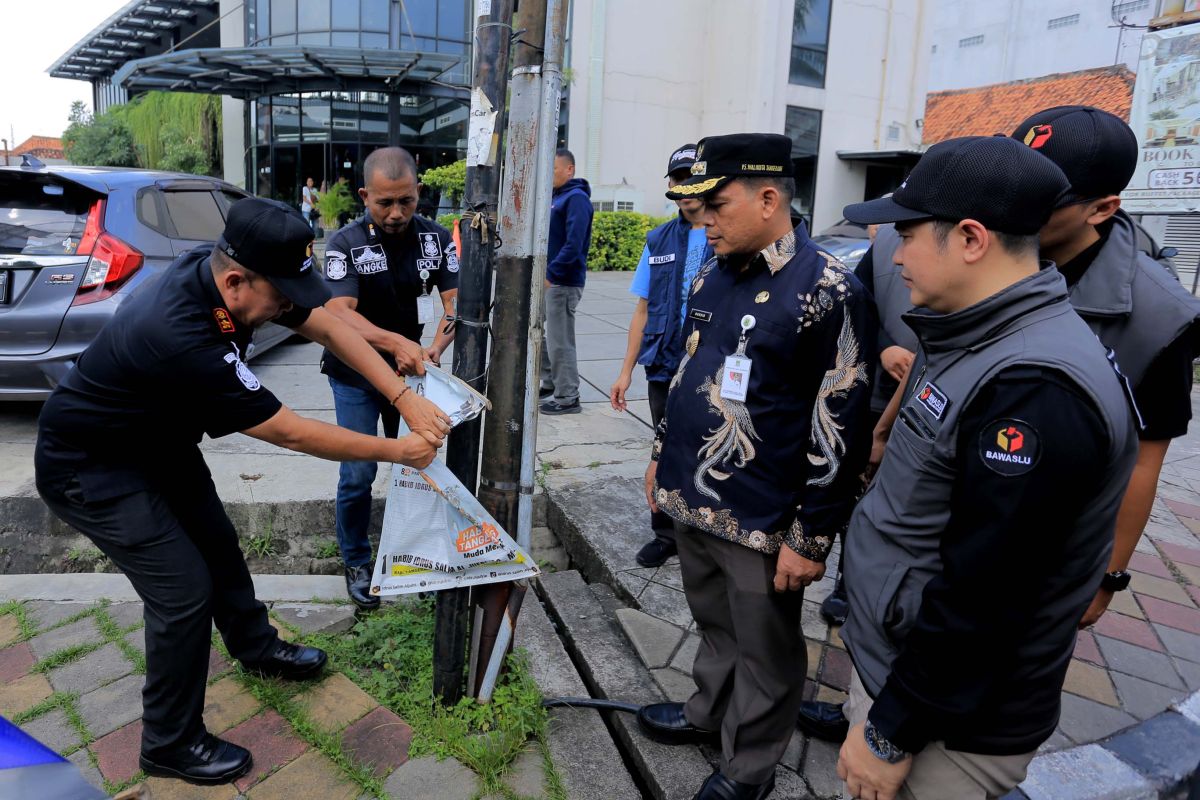 Masyarakat Kota Tangerang diminta lapor jika masih ada APK terpasang