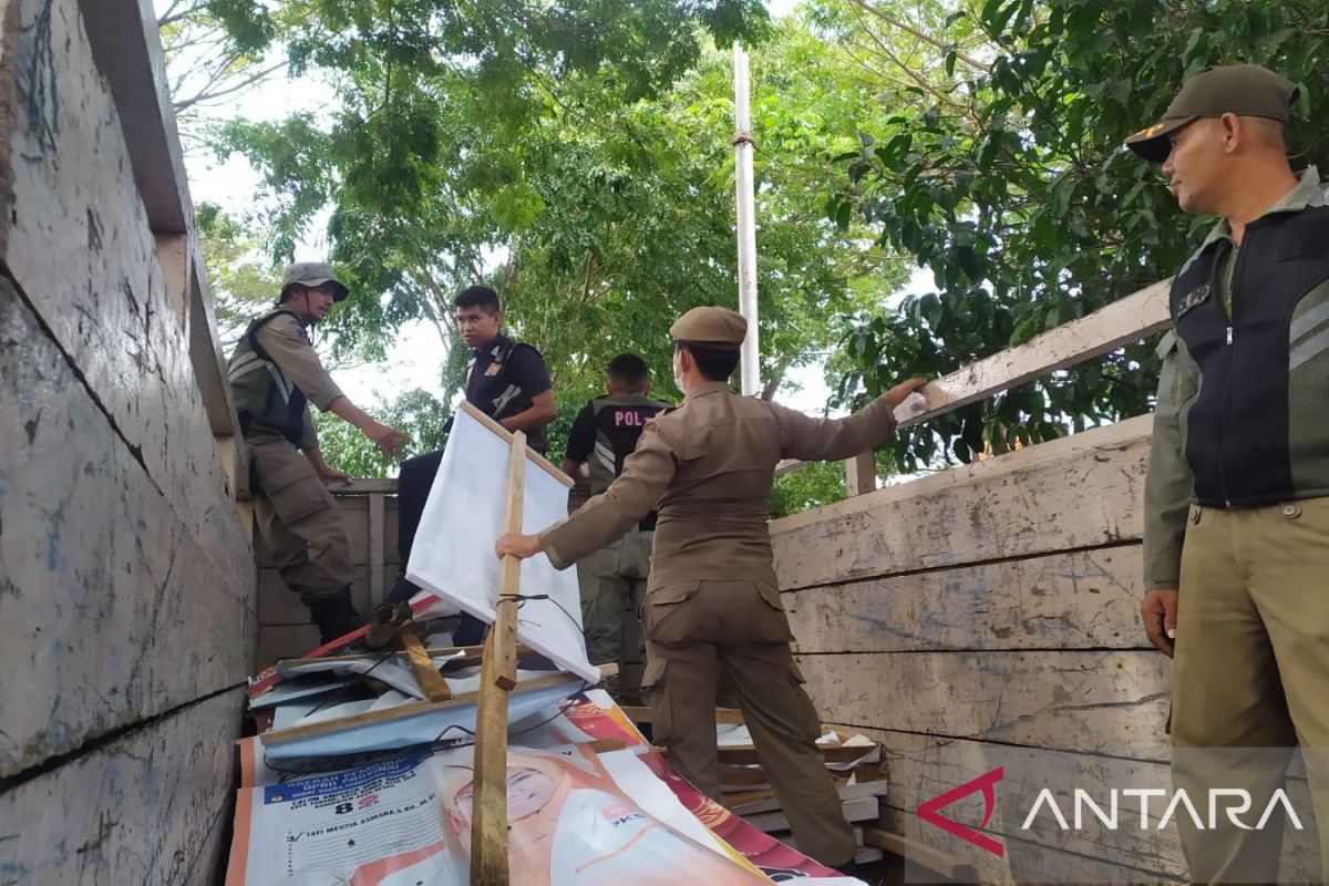 Memasuki masa tenang, Panwaslih bersihkan alat peraga kampanye di Banda Aceh