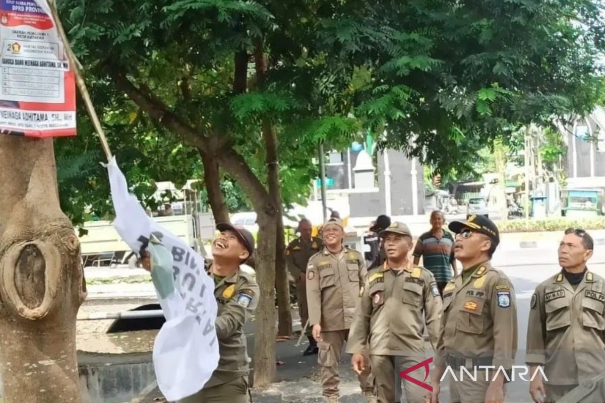 Satpol PP tertibkan ratusan APK di Mataram saat masa tenang pemilu