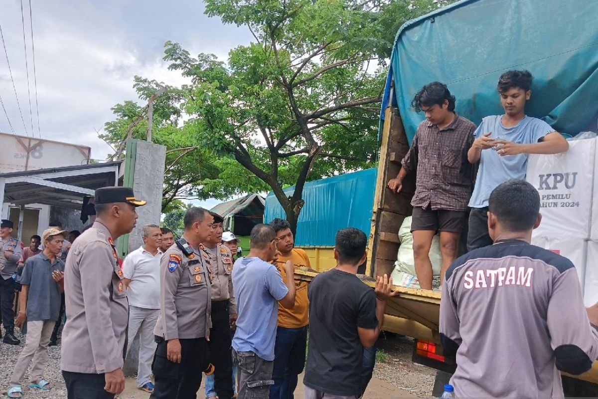 Polresta Padang kawal penyaluran logistik pemilu ke 54 kelurahan