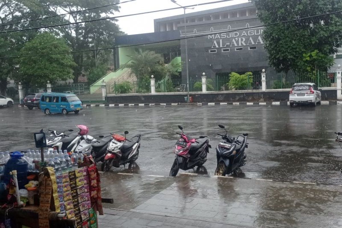 Banten berpotensi hujan sedang dan suhu udara 33 derajat Celcius