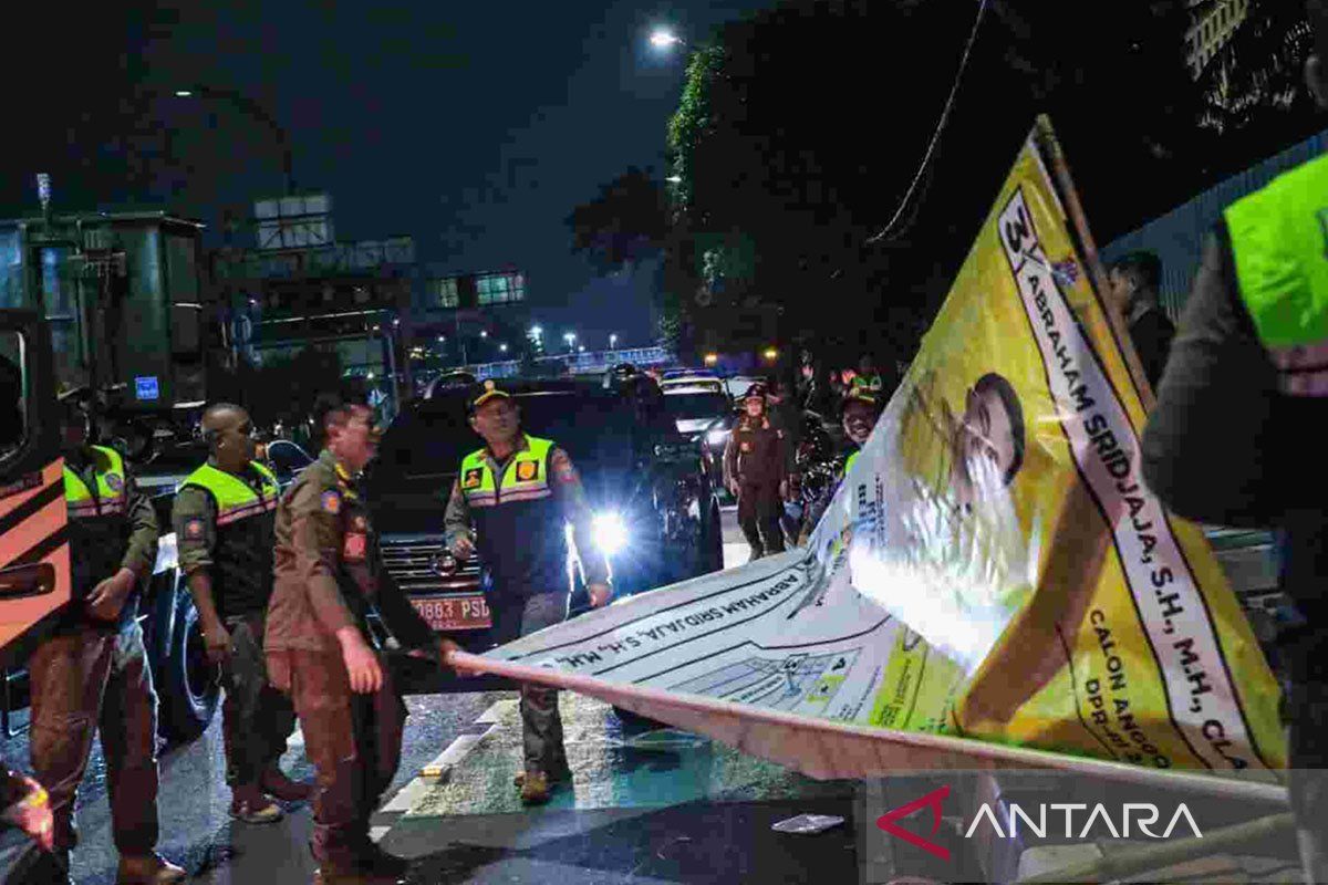 Dua ribu lebih personel Satpol PP DKI turunkan alat peraga kampanye