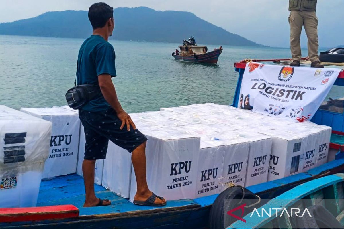 KPU Natuna distribusikan logistik Pemilu gunakan kapal kayu