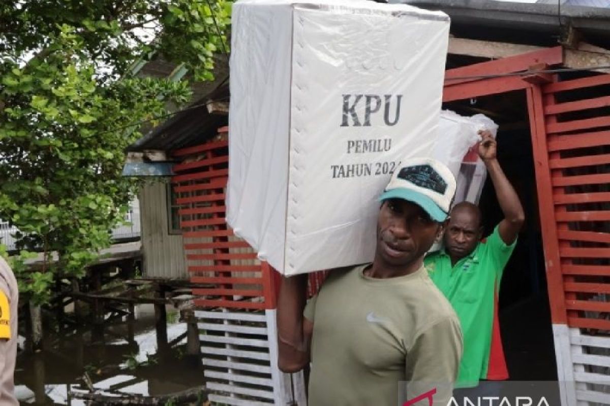 352 anggota Polres Biak kawal distribusi logistik pemilu