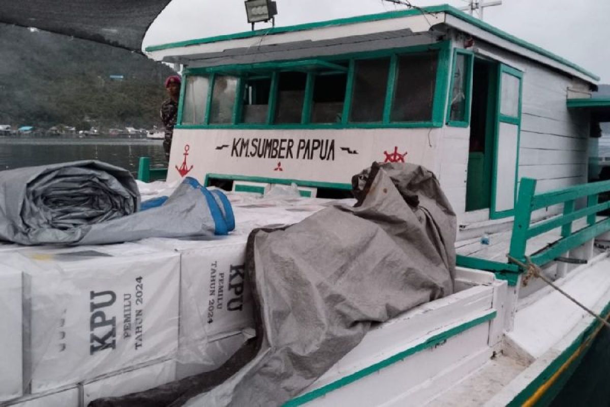 KPU Yapen distribusi logistik pemilu gunakan kapal kayu dan perahu motor