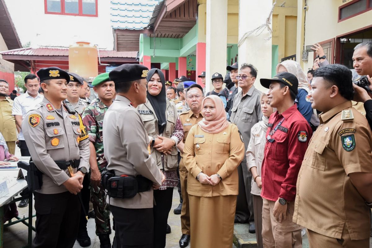 Bupati Bengkalis bersama Wakapolda  tinjau sejumlah TPS di Mandau