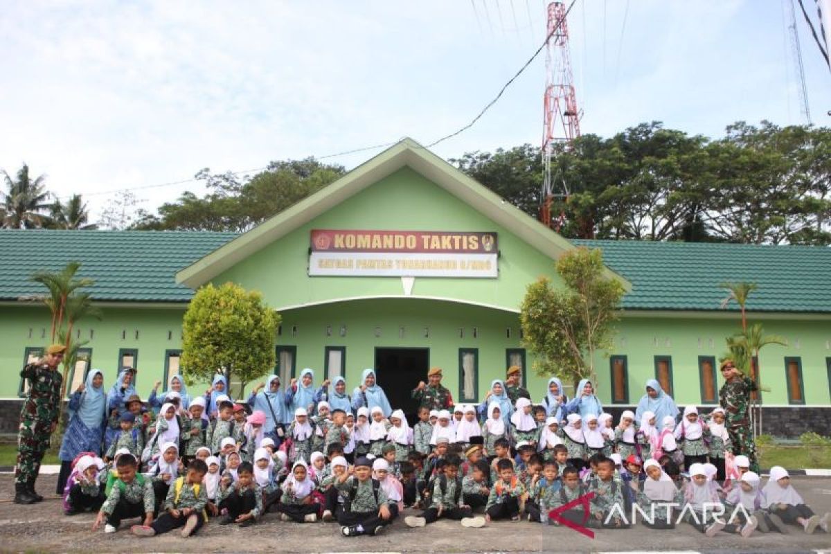 Satgas Pamtas RI-Malaysia tanamkan cinta Tanah Air kepada murid TK