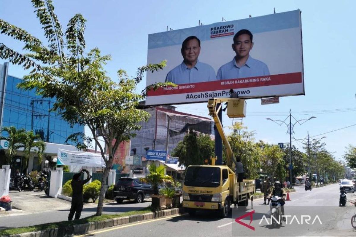 Bawaslu Aceh Barat copot ratusan APK pemilu di masa tenang