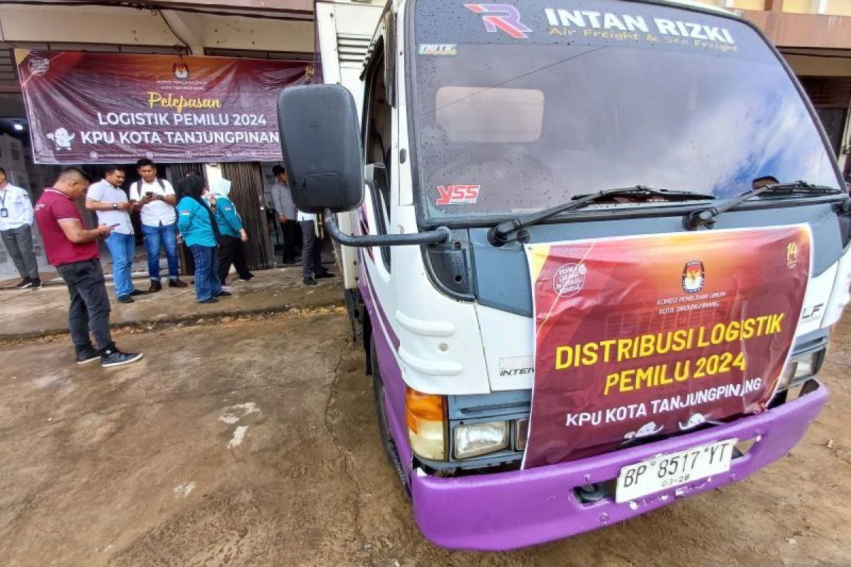 KPU Tanjungpinang kerahkan sembilan truk distribusikan logistik Pemilu 2024