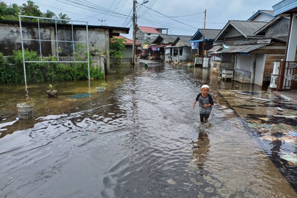 Sejumlah wilayah pesisir di Pulau Bintan dilanda rob sebabkan banjir