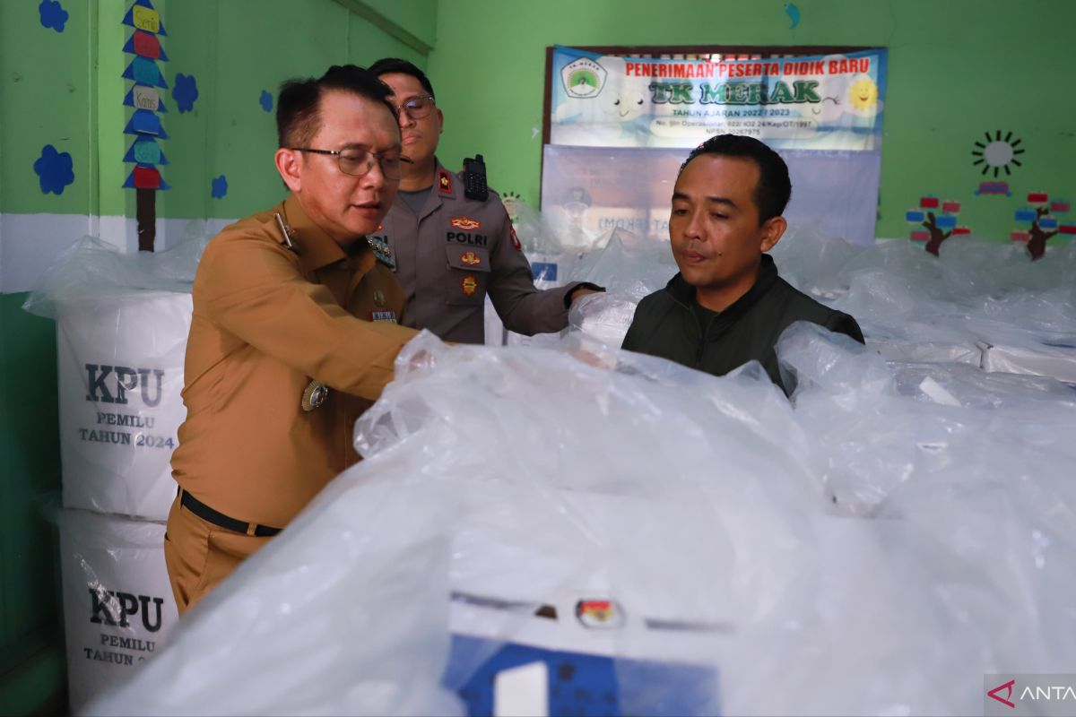 Bupati Bekasi pastikan distribusi logistik Pemilu 2024 lancar