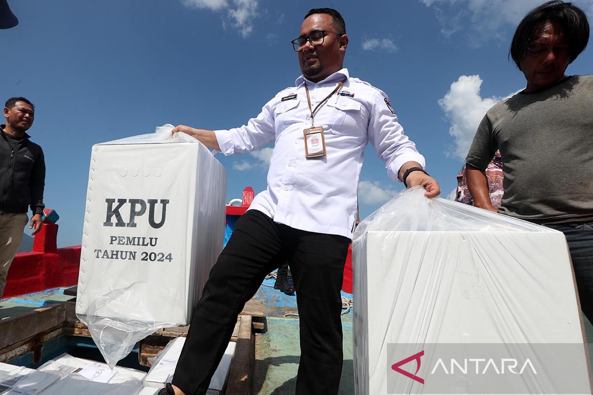 FOTO - Pendistribusian logistik pemilu ke Pulo Aceh