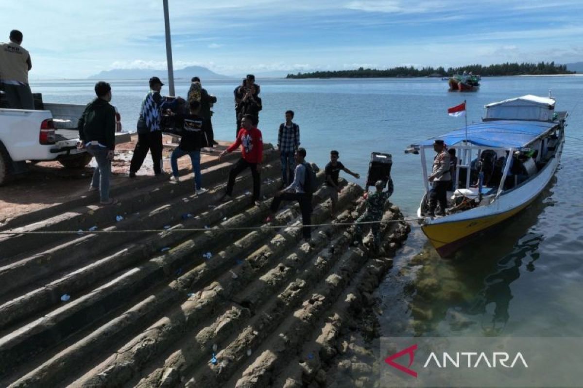 Distribusi Logistik Pemilu 2024 Di Pulau Saponda Laut - ANTARA News