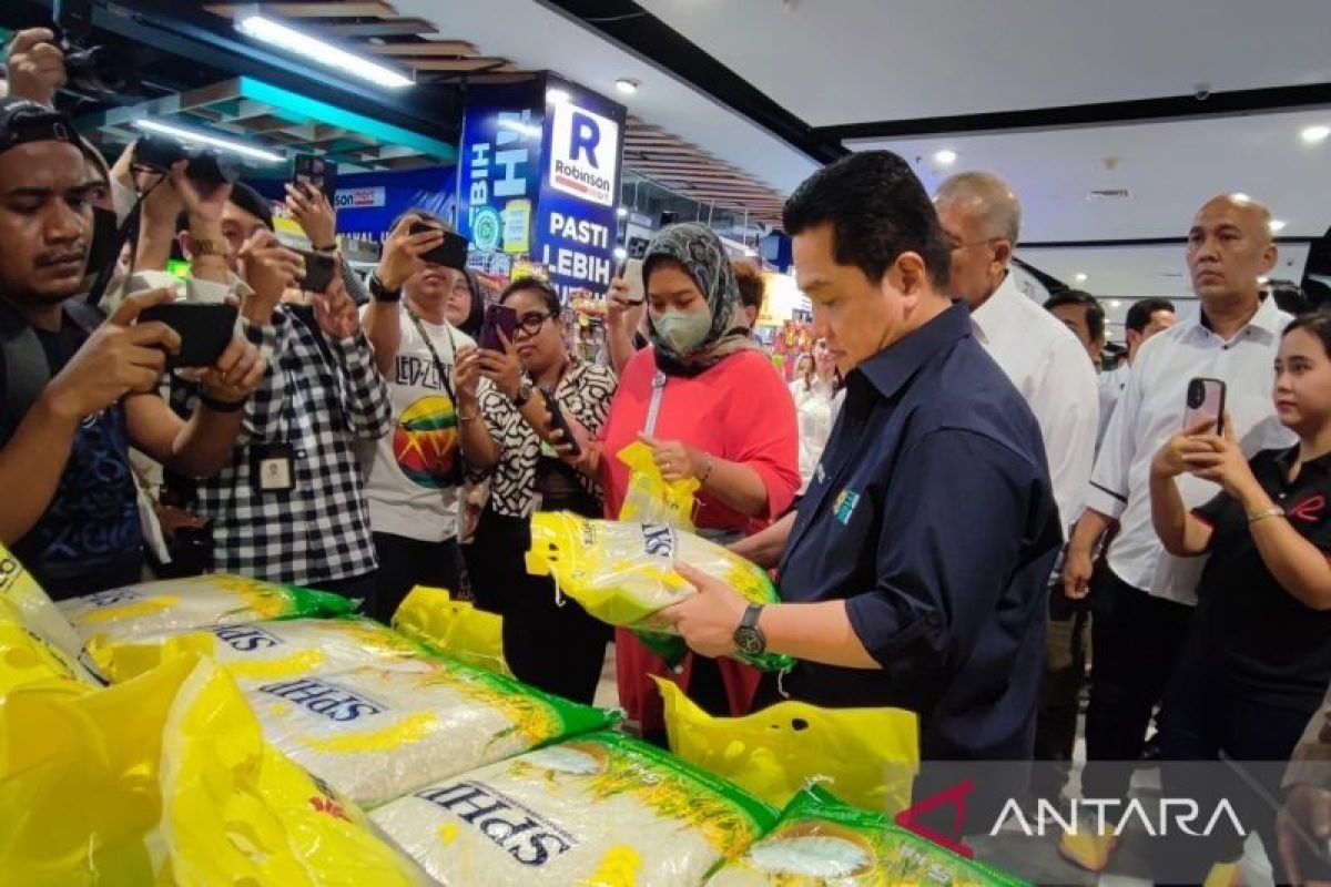 Menteri BUMN Erick Thohir tinjau pasokan beras di pasar swalayan Klender Jaktim