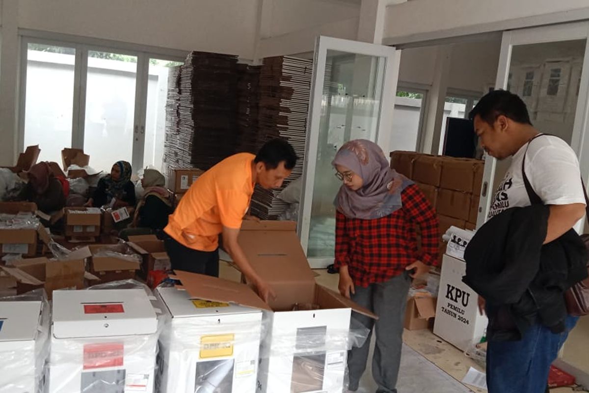 Jakbar distribusi logistik pemilu ke TPS paling lambat Selasa pagi