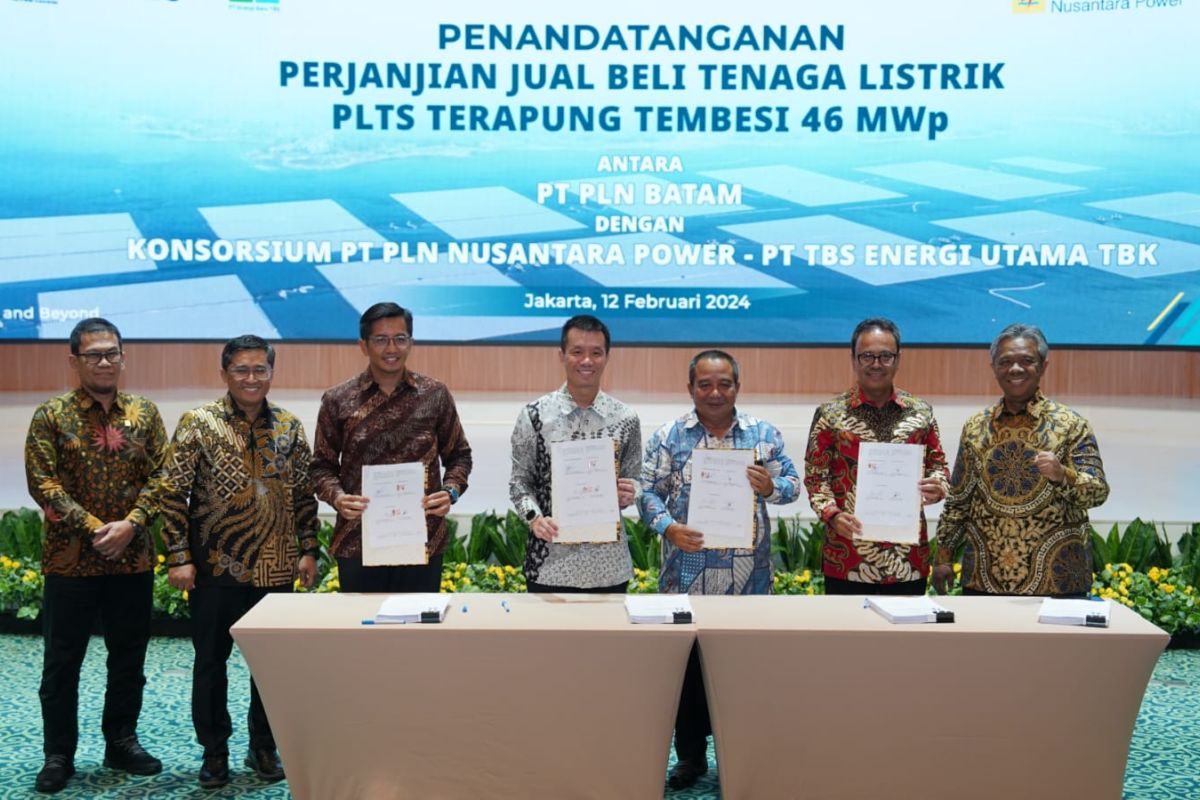 TBS Energi Utama dan PLN NP teken perjanjian jual beli listrik proyek PLTS terapung di Batam