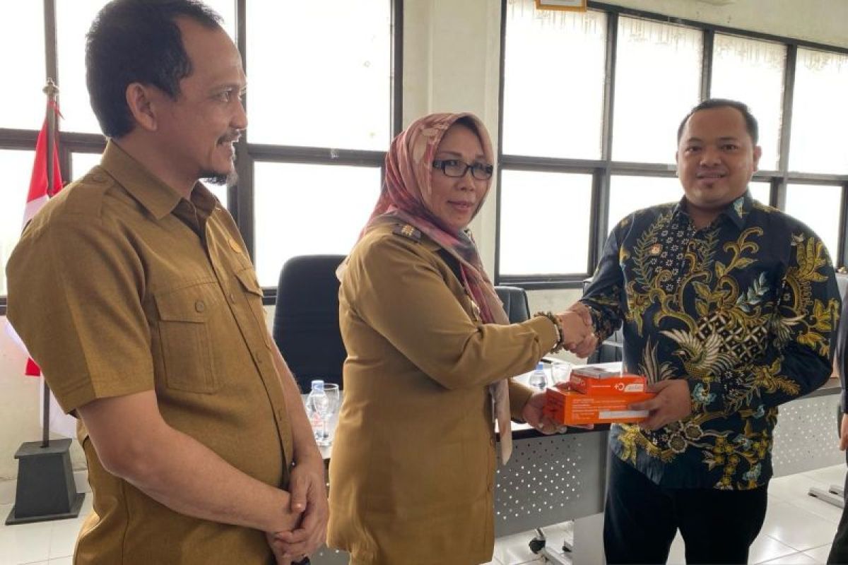 Pemkot Pangkalpinang serahkan bantuan multivitamin kepada Bawaslu dan KPU