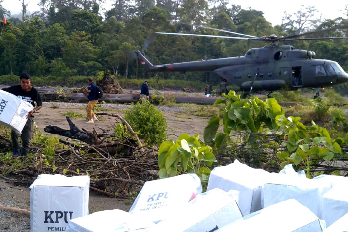 KPU distribusikan  logistik pemilu pakai helikopter ke enam desa di Seram Utara