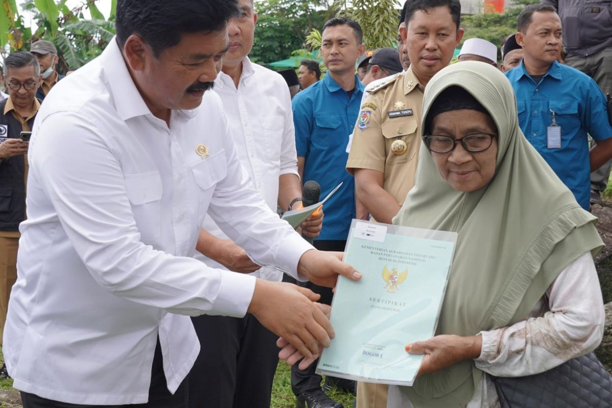 Menteri ATR serahkan 500 sertifikat tanah di Kabupaten Bogor