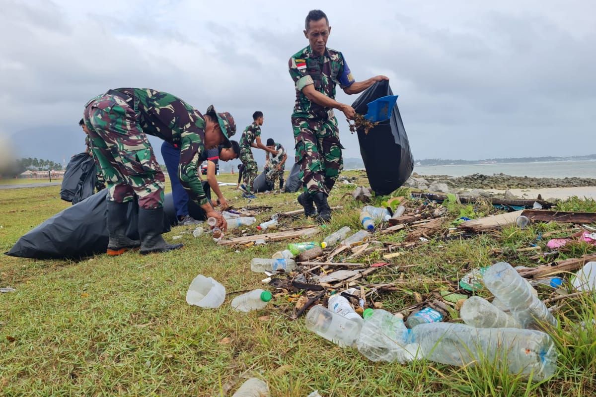 Personel Lanud RSA Natuna bersihkan sampah di pantai