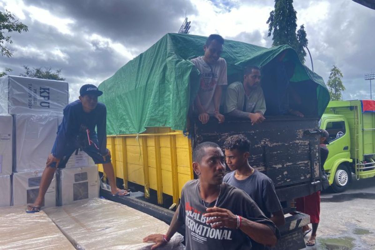 KPU Denpasar distribusi logistik pakai truk dengan terpal antisipasi hujan