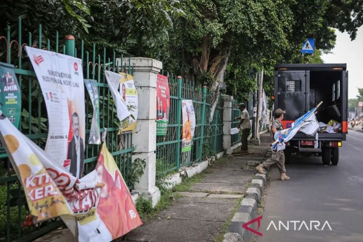 Jakarta Selatan sudah turunkan 56 ribu APK peserta Pemilu 2024