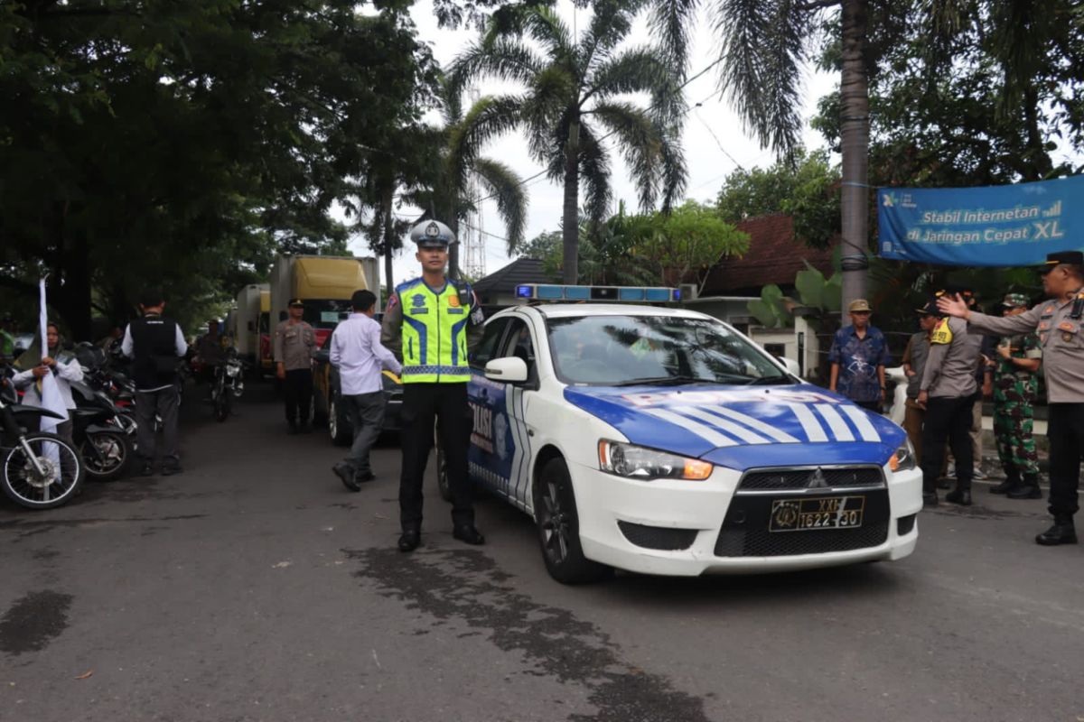 Sebanyak 335 polisi kawal pendistribusian logistik Pemilu 2024 di Lombok Tengah
