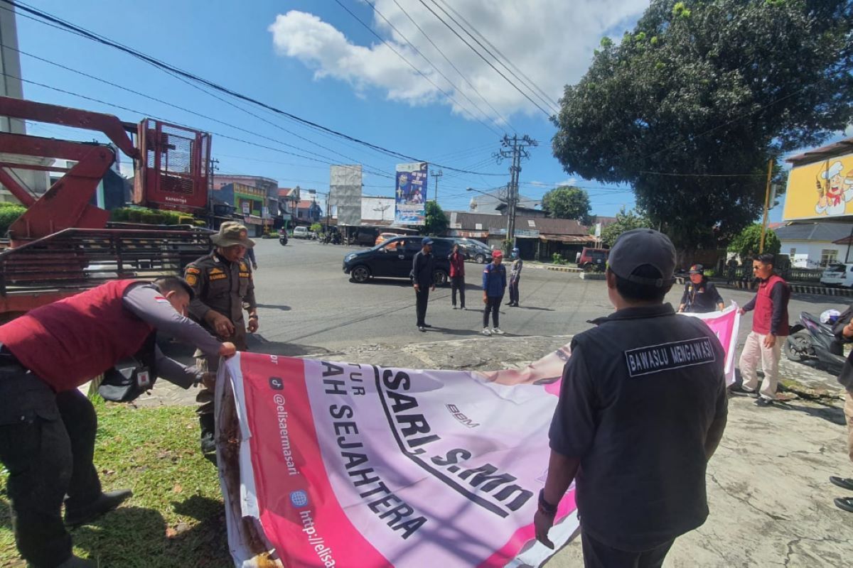 Bawaslu Rejang Lebong turunkan ratusan alat peraga kampanye