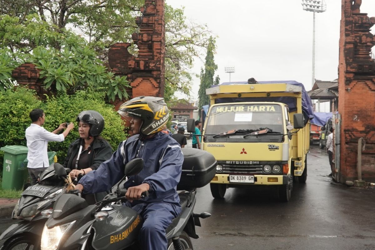Ratusan personel Polresta Denpasar amankan distribusi logistik Pemilu