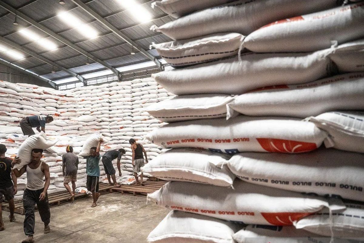 Berita unggulan terkini, pembatasan pembelian beras di ritel hingga pelunasan biaya haji tahap satu