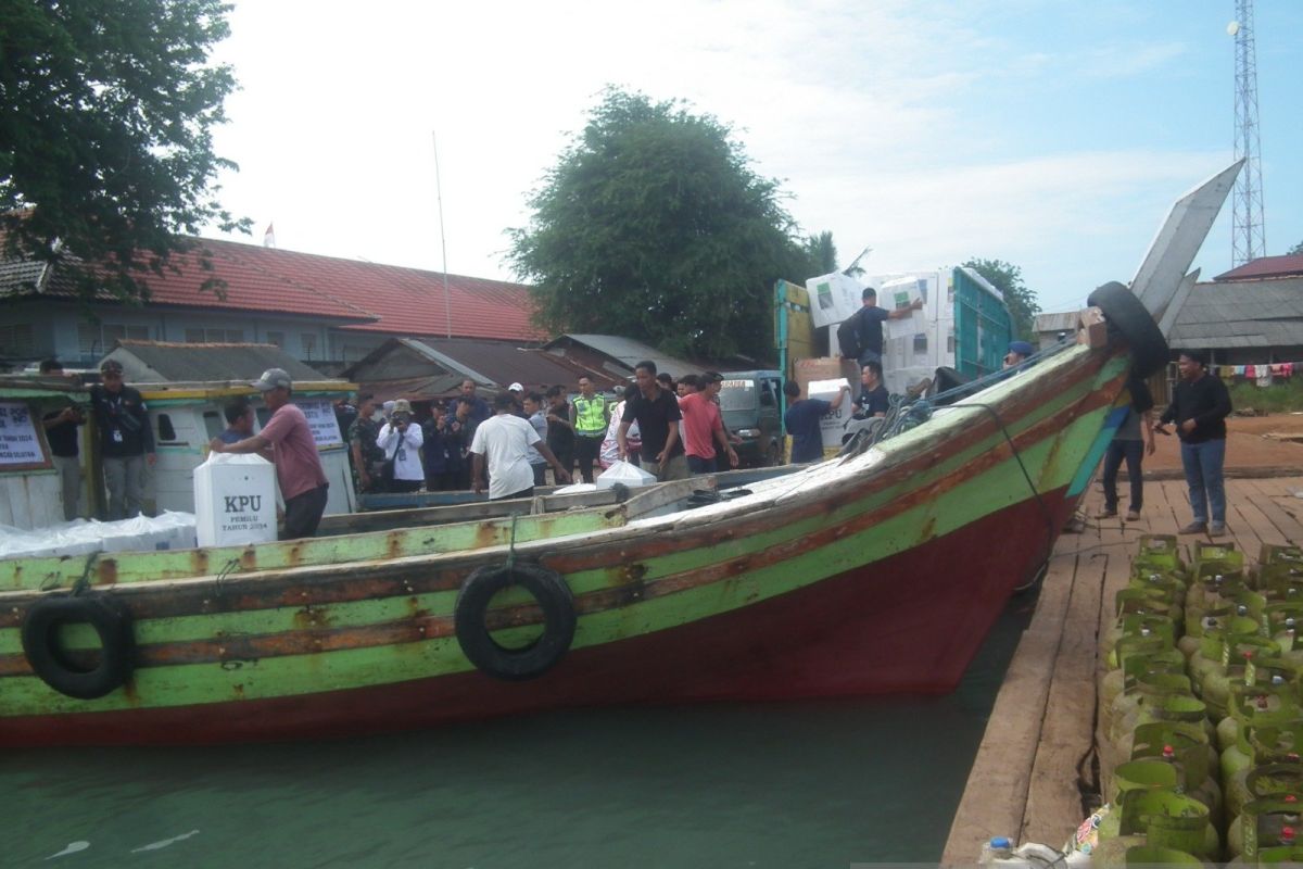 KPU Bangka Selatan distribusikan logistik pemilu ke pulau terpencil