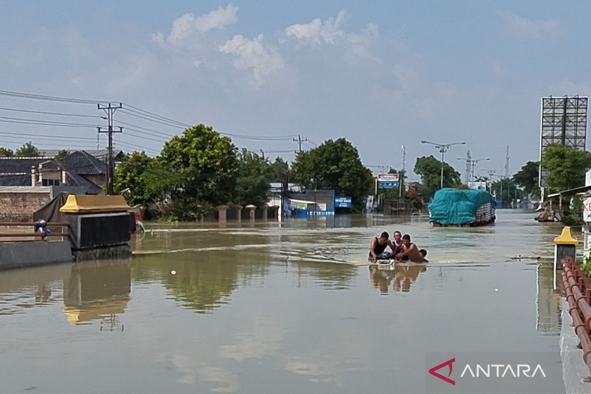 Belasan kendaraan masih terjebak banjir di Jalan Pantura Demak-Kudus