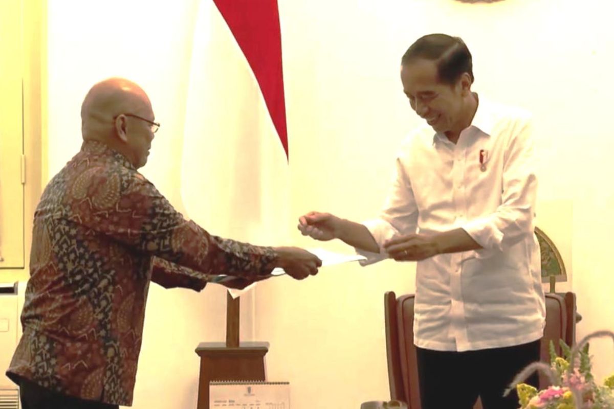 Presiden Jokowi menerima undangan pencoblosan dari KPPS TPS 10 Gambir